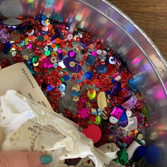 Vintage grandmacore craft Christmas storage tin junk drawer sequin glitter beads - Picture 7 of 13
